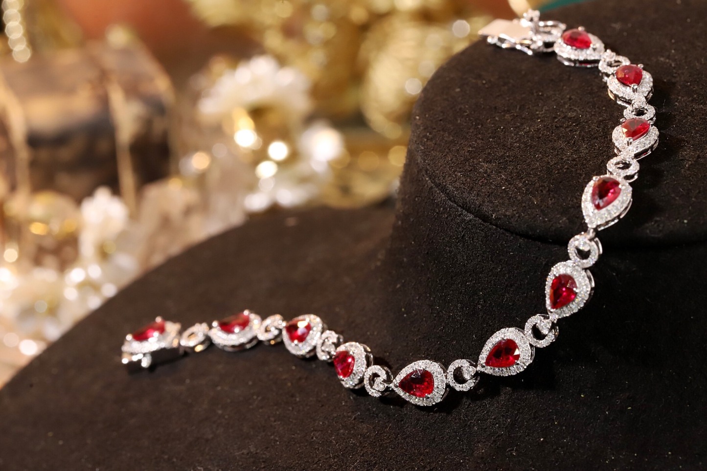 18k Gold Bracelet, Ruby Bracelet, Luxuriously Set with 5.00-carat Drop-shaped Ruby and 1.70-carat Natural Diamond