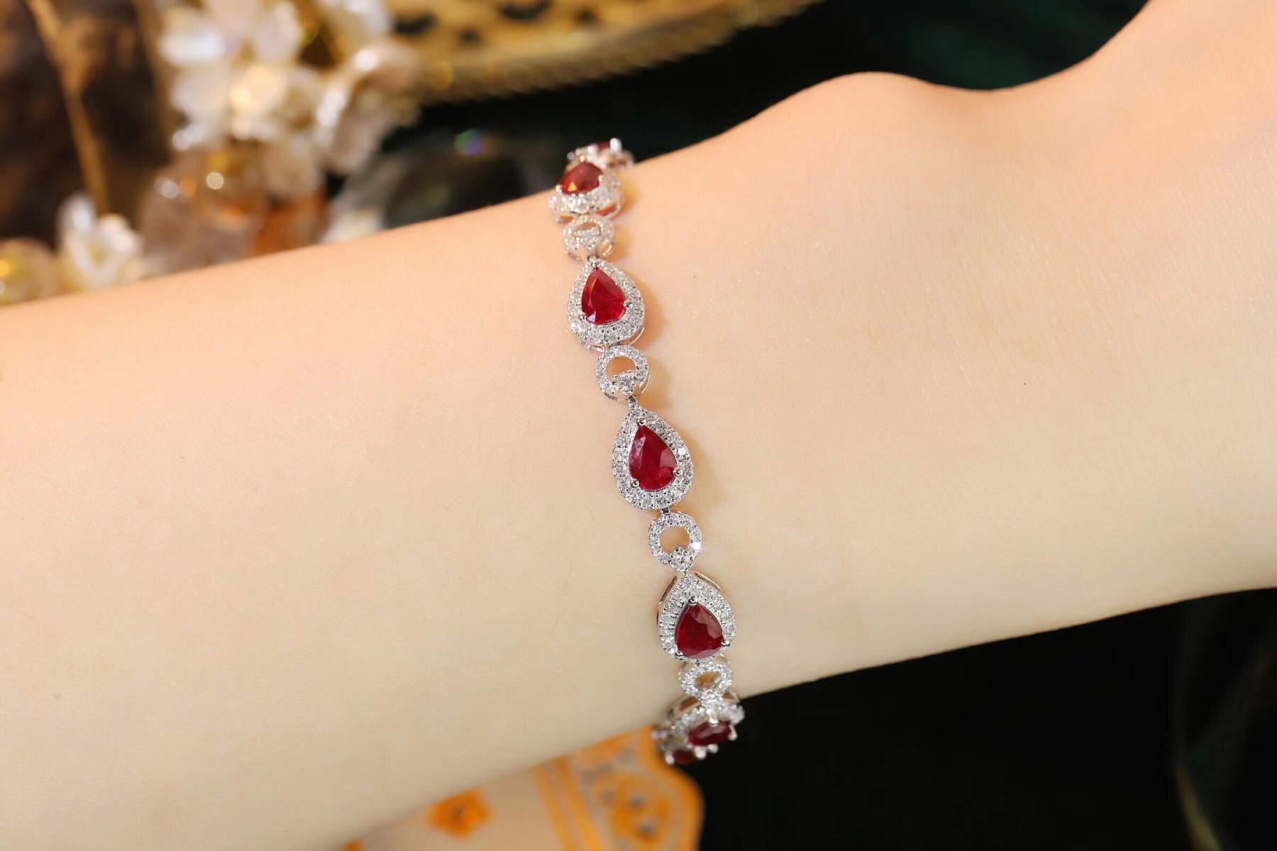 18k Gold Bracelet, Ruby Bracelet, Luxuriously Set with 5.00-carat Drop-shaped Ruby and 1.70-carat Natural Diamond