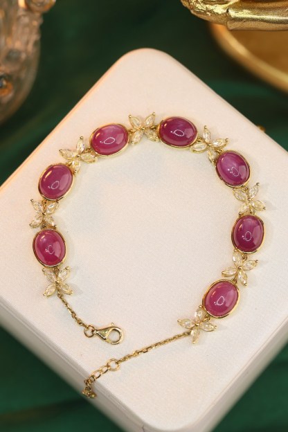 18k Gold Bracelet with 20ct Ruby and 2.48ct Sapphire
