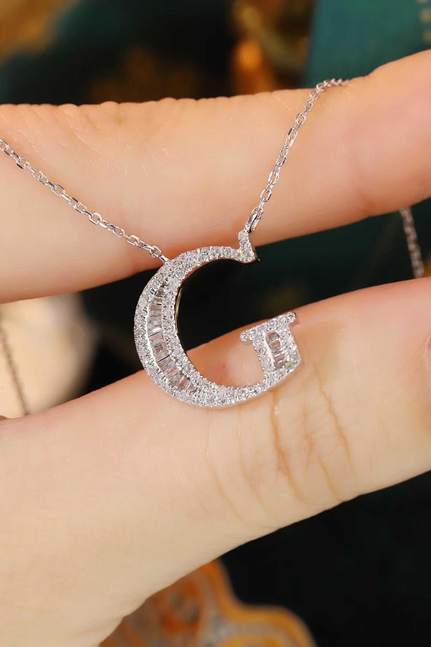 18k Gold Necklace with the Letter "G" Inlaid with 0.40ct Natural Diamond