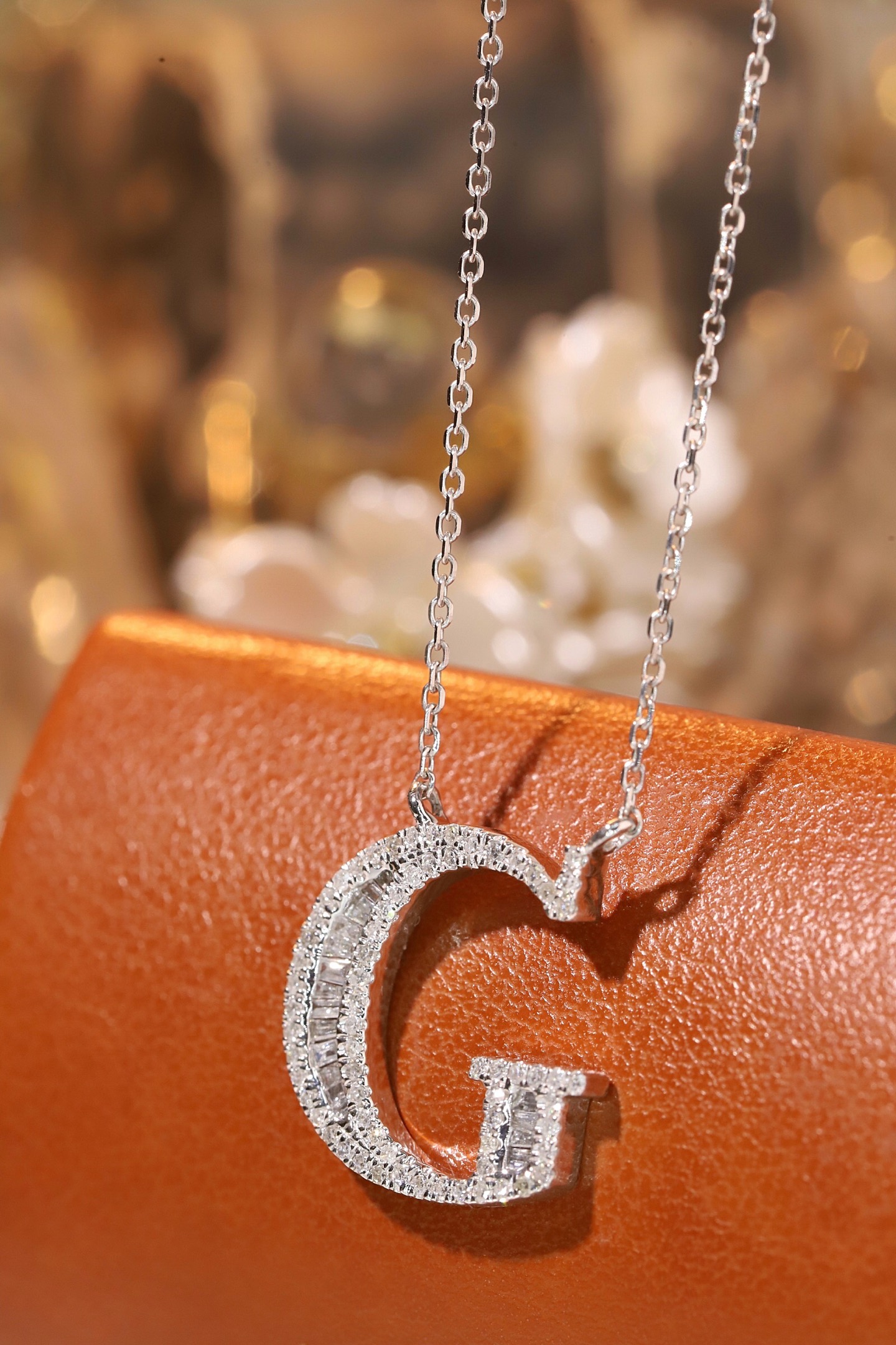 18k Gold Necklace with the Letter "G" Inlaid with 0.40ct Natural Diamond