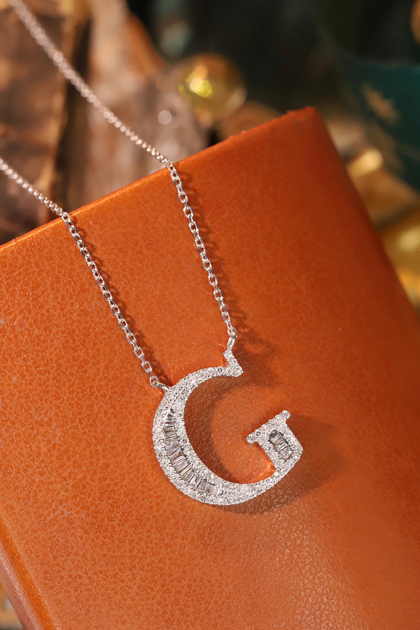18k Gold Necklace with the Letter "G" Inlaid with 0.40ct Natural Diamond
