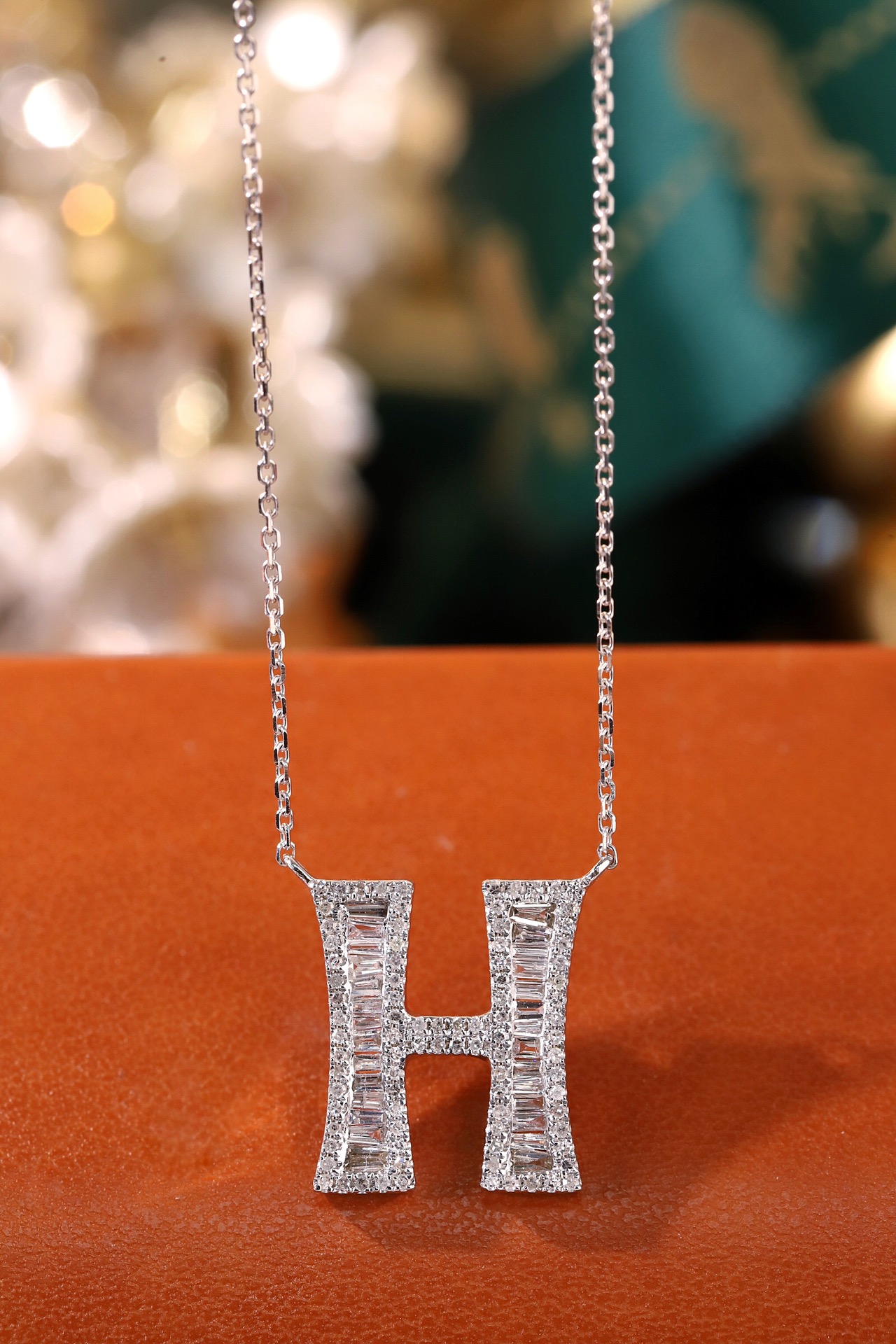 18k Gold Necklace with the Letter "H" Inlaid with 0.47ct Natural Diamond