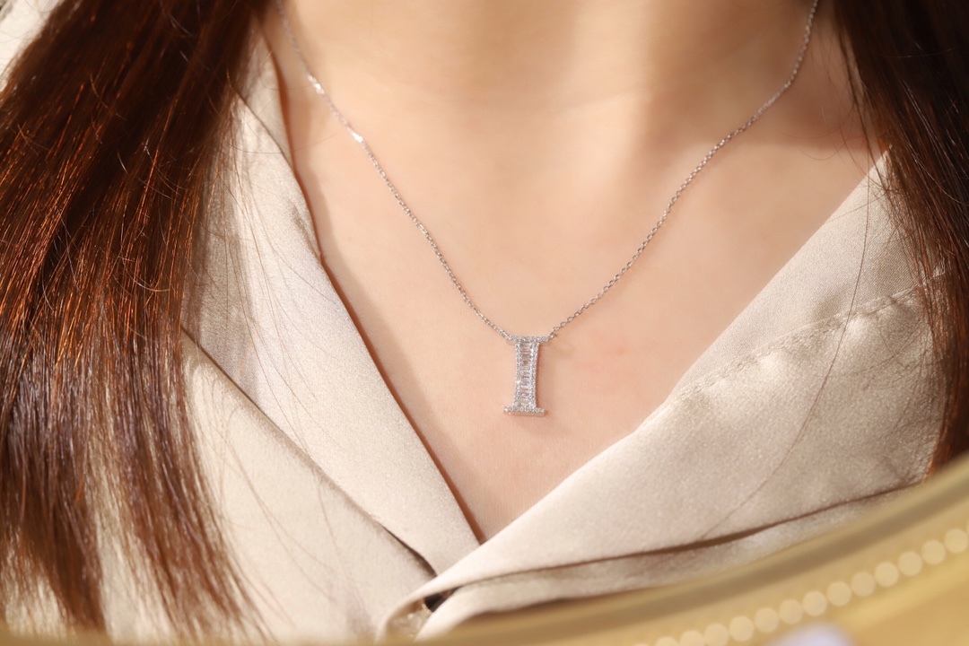18k Gold Necklace with the Letter "I" Inlaid with 0.29ct Natural Diamond