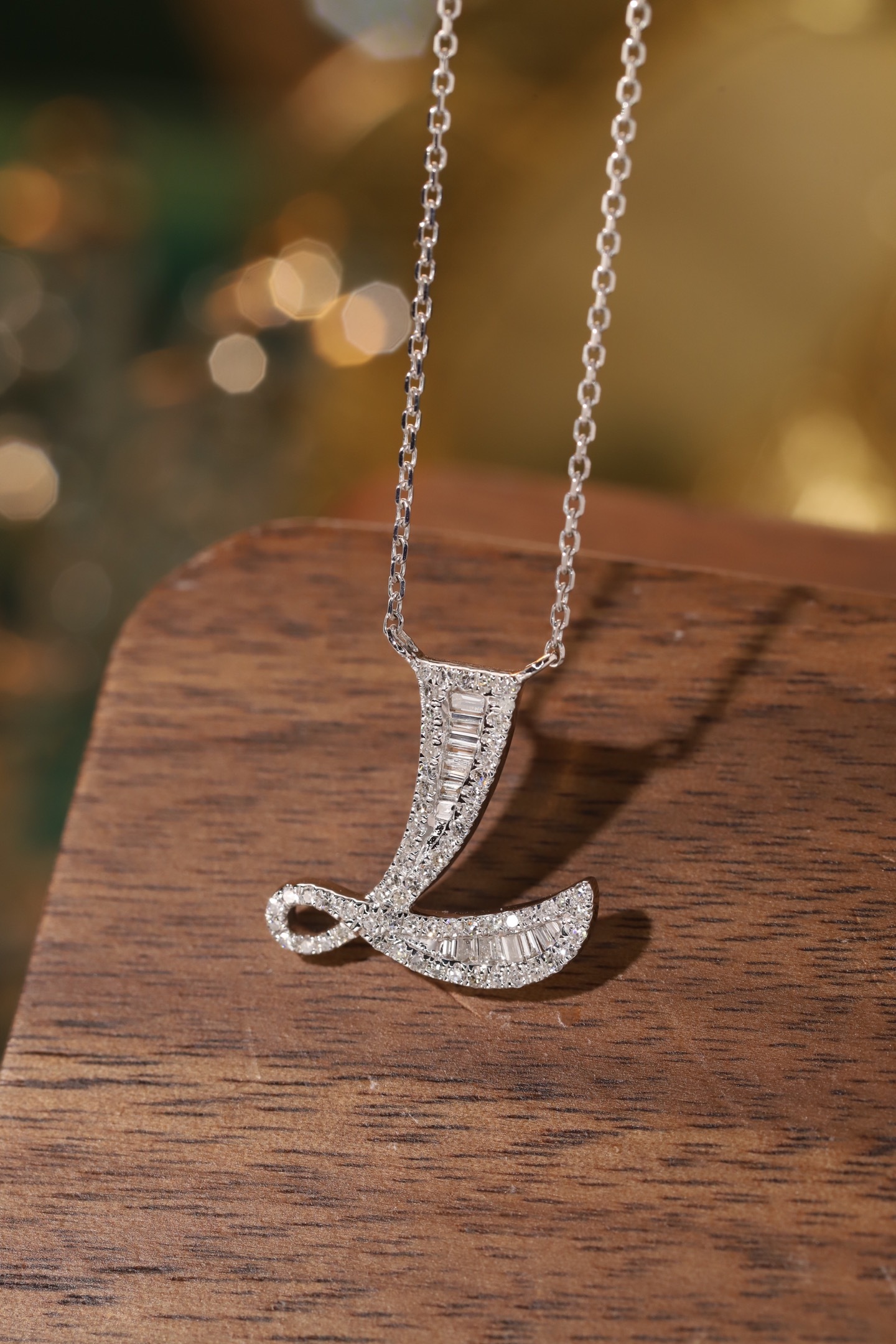 18k Gold Necklace with the Letter "L" Inlaid with 0.35ct Natural Diamond