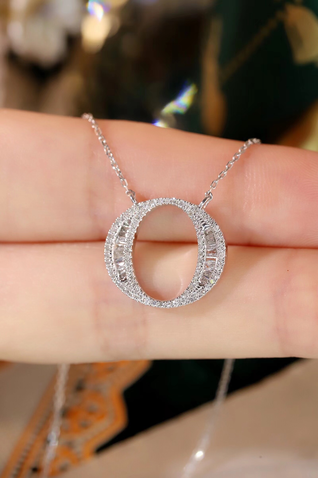 18k Gold Necklace with the Letter "O" Inlaid with 0.37ct Natural Diamond