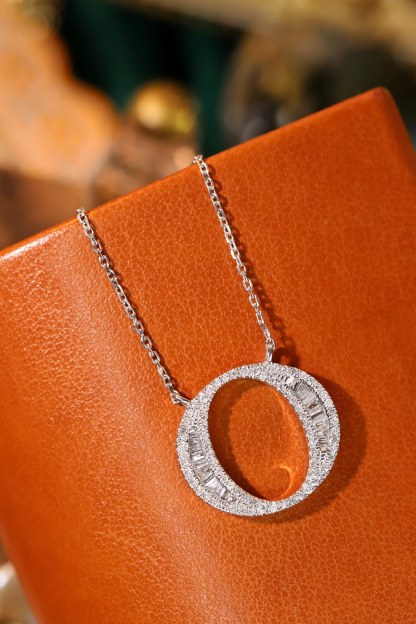 18k Gold Necklace with the Letter "O" Inlaid with 0.37ct Natural Diamond