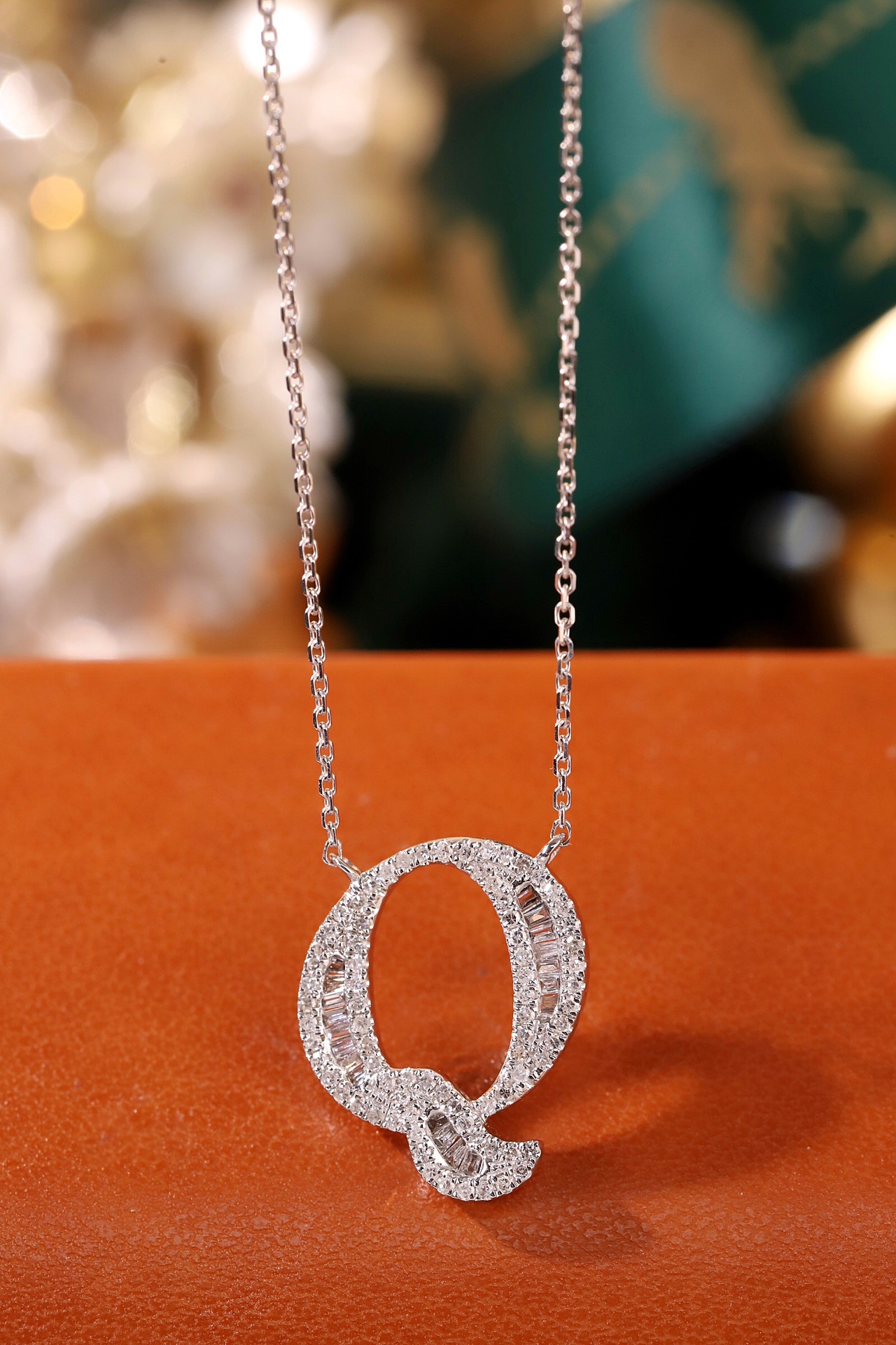 18k Gold Necklace with the Letter "Q" Inlaid with 0.47ct Natural Diamond