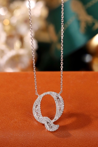 18k Gold Necklace with the Letter "Q" Inlaid with 0.47ct Natural Diamond