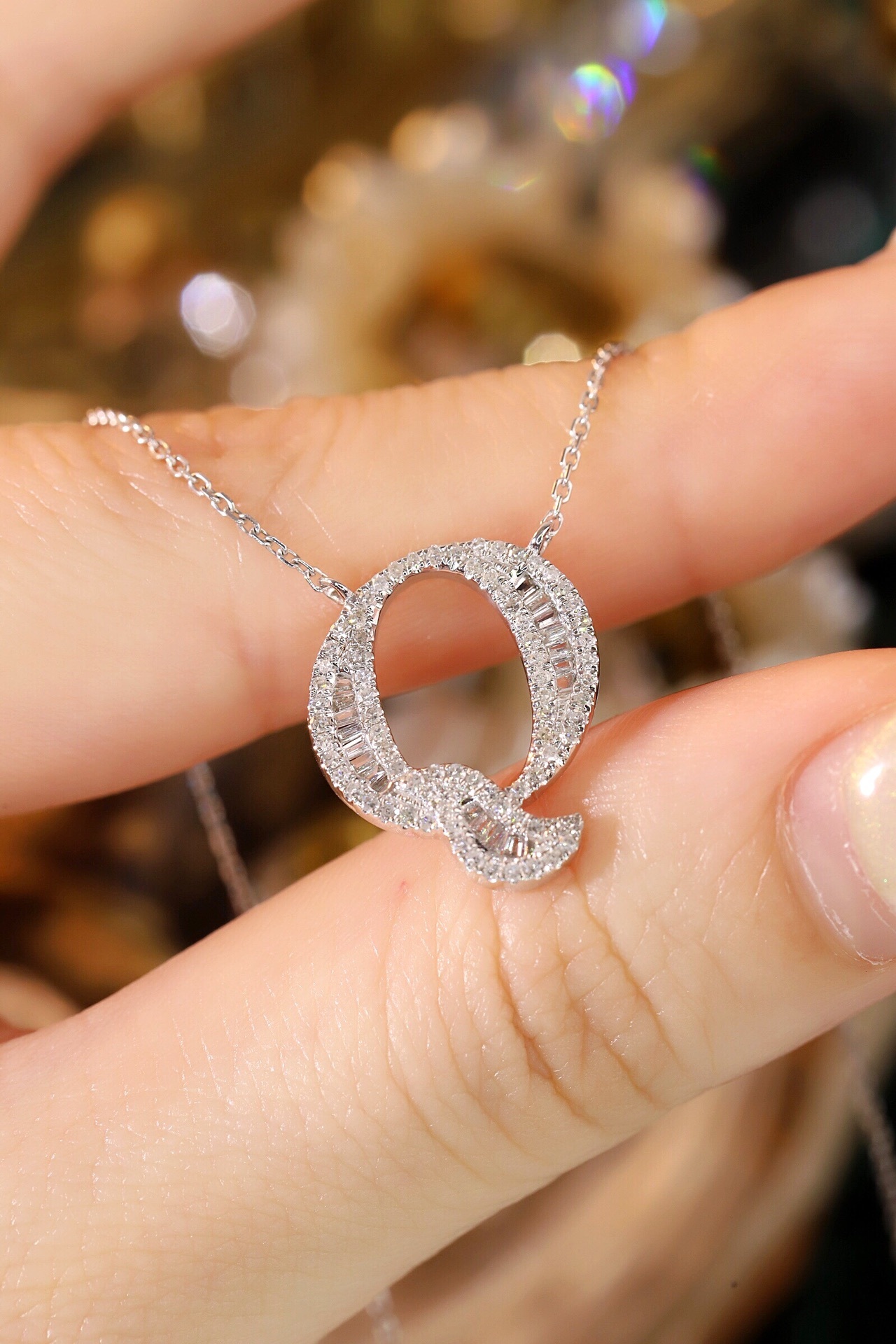 18k Gold Necklace with the Letter "Q" Inlaid with 0.47ct Natural Diamond