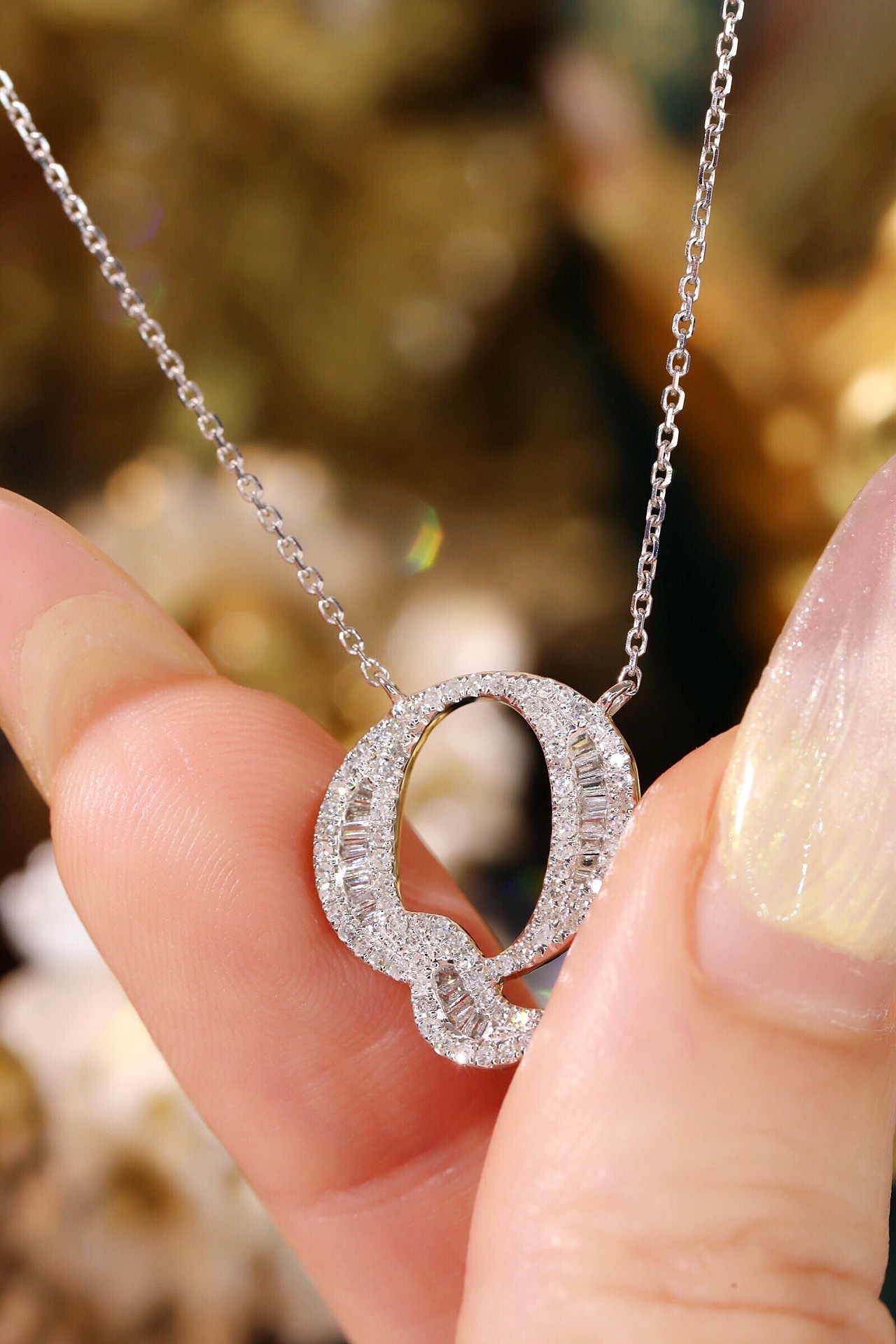 18k Gold Necklace with the Letter "Q" Inlaid with 0.47ct Natural Diamond