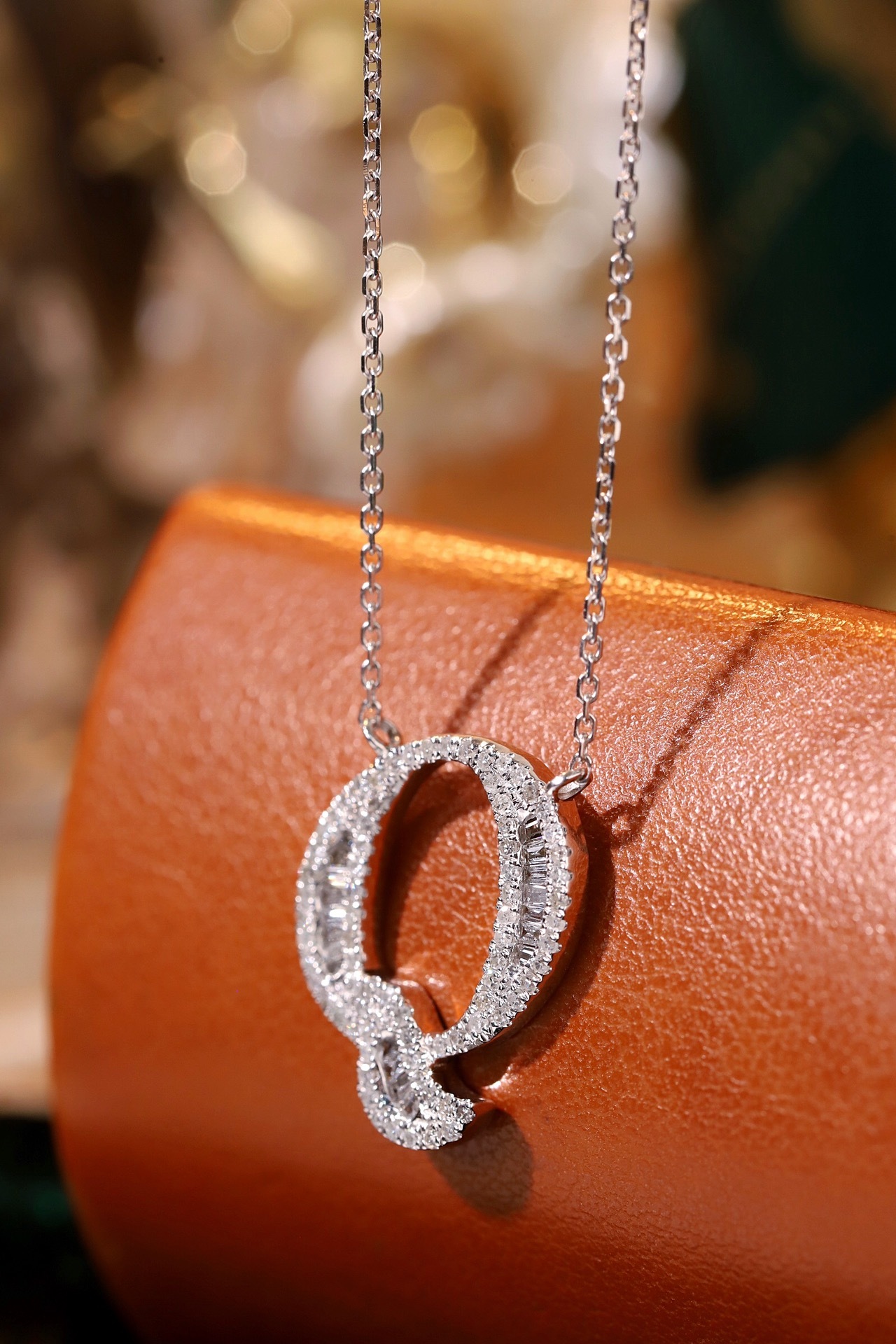 18k Gold Necklace with the Letter "Q" Inlaid with 0.47ct Natural Diamond