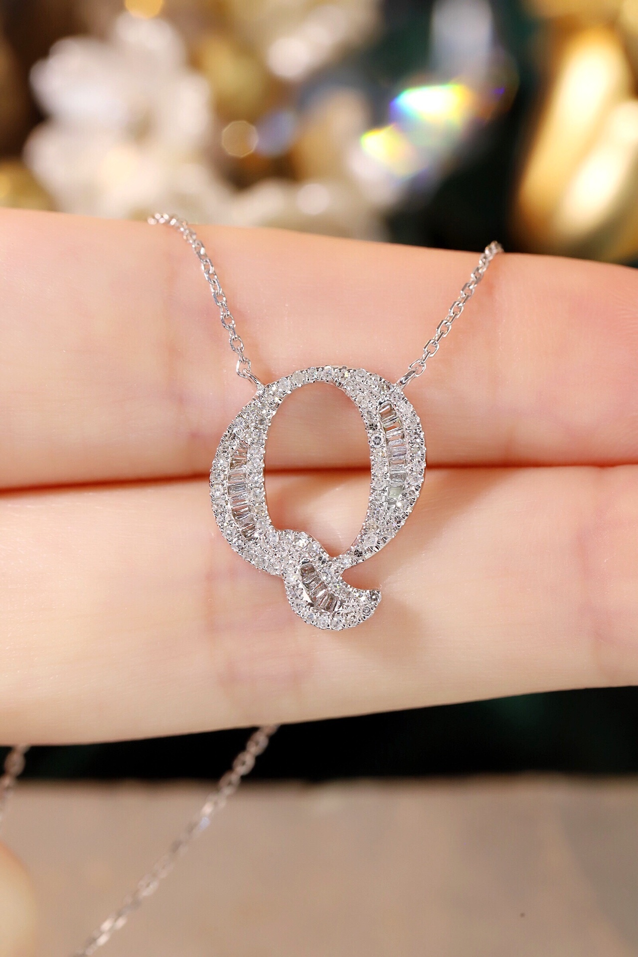 18k Gold Necklace with the Letter "Q" Inlaid with 0.47ct Natural Diamond