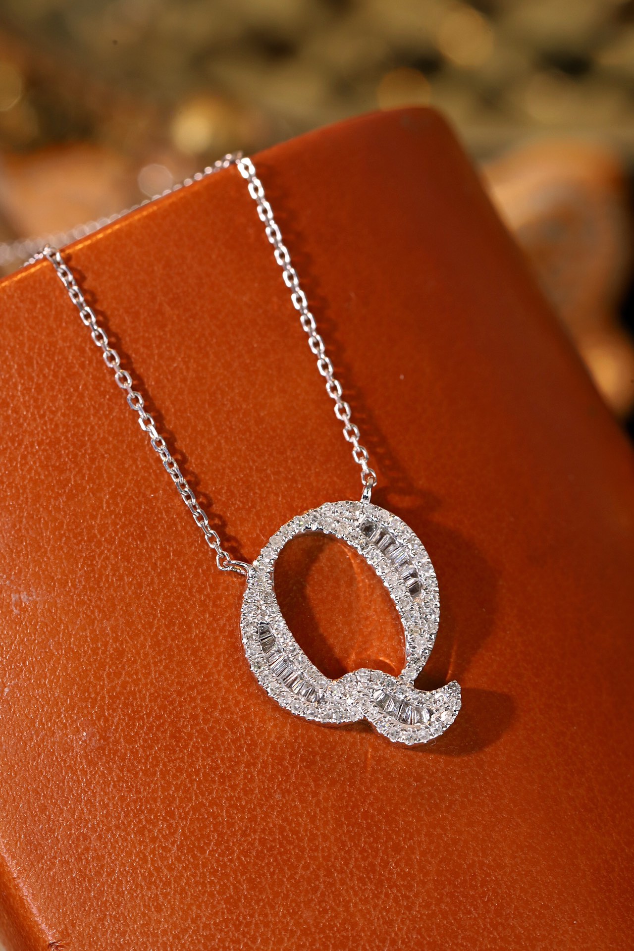 18k Gold Necklace with the Letter "Q" Inlaid with 0.47ct Natural Diamond