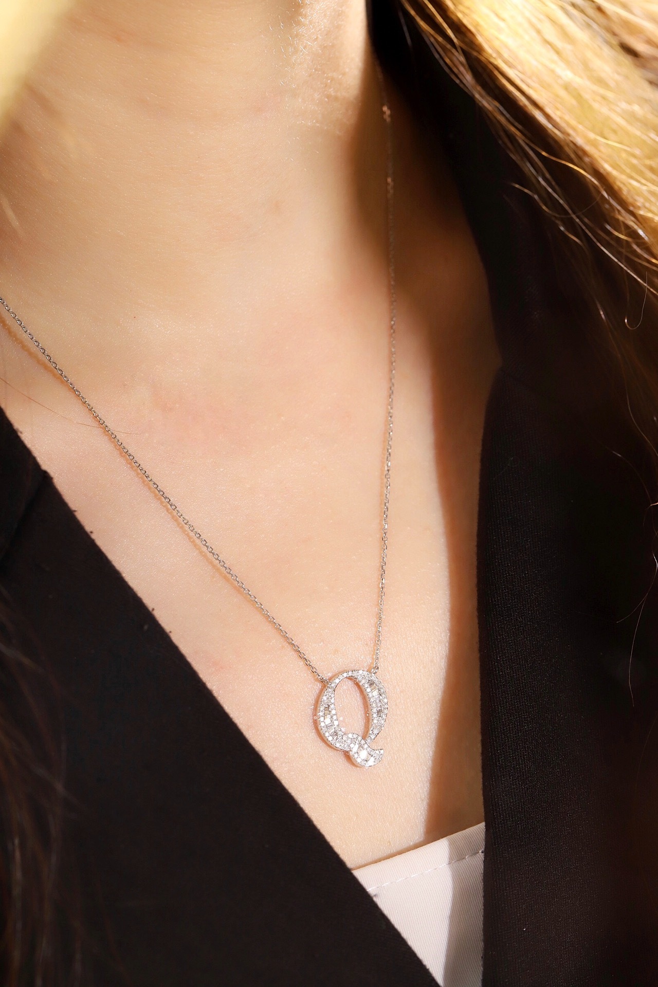 18k Gold Necklace with the Letter "Q" Inlaid with 0.47ct Natural Diamond