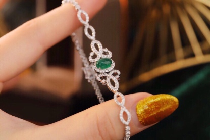 18k Gold Bracelet, Luxurious Diamond-Studded Bracelet, Emerald Bracelet with2.00ct Diamonds