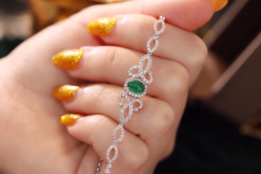 18k Gold Bracelet, Luxurious Diamond-Studded Bracelet, Emerald Bracelet with2.00ct Diamonds