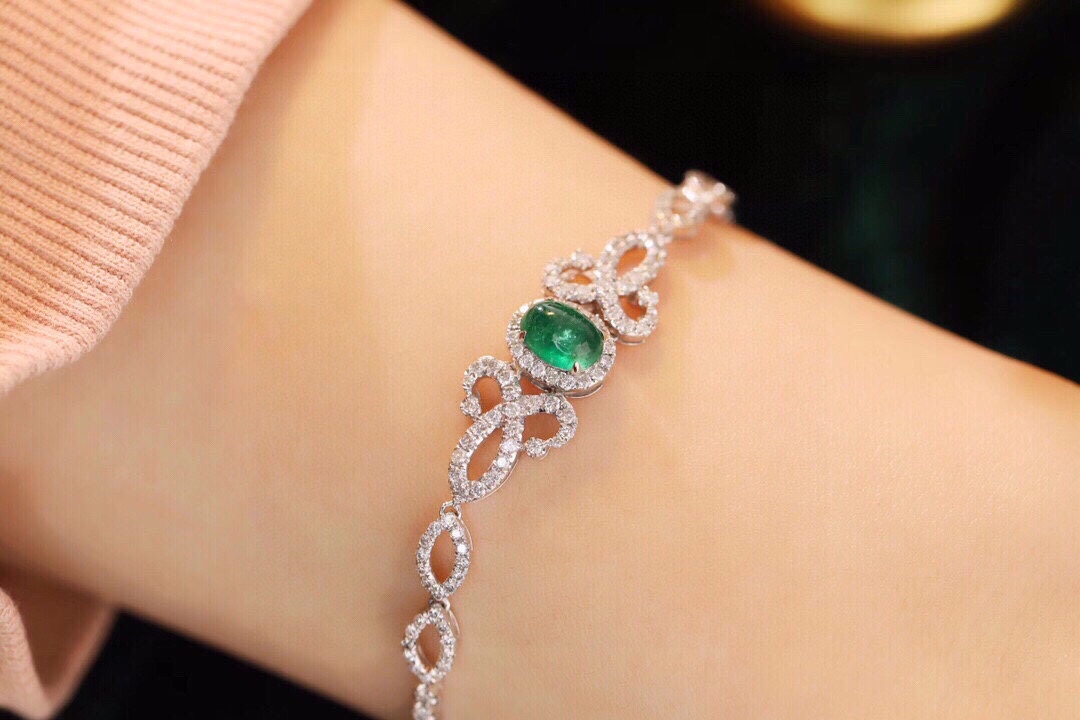 18k Gold Bracelet, Luxurious Diamond-Studded Bracelet, Emerald Bracelet with2.00ct Diamonds