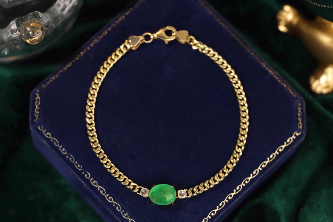 18k Gold Bracelet, Luxurious Diamond-Studded Bracelet, Emerald Bracelet with 0.90ct Diamonds