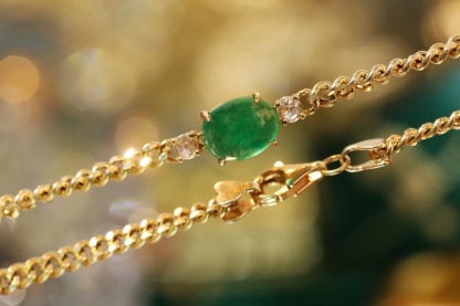 18k Gold Bracelet, Luxurious Diamond-Studded Bracelet, Emerald Bracelet with 0.90ct Diamonds
