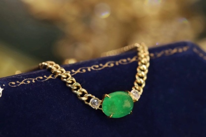 18k Gold Bracelet, Luxurious Diamond-Studded Bracelet, Emerald Bracelet with 0.90ct Diamonds