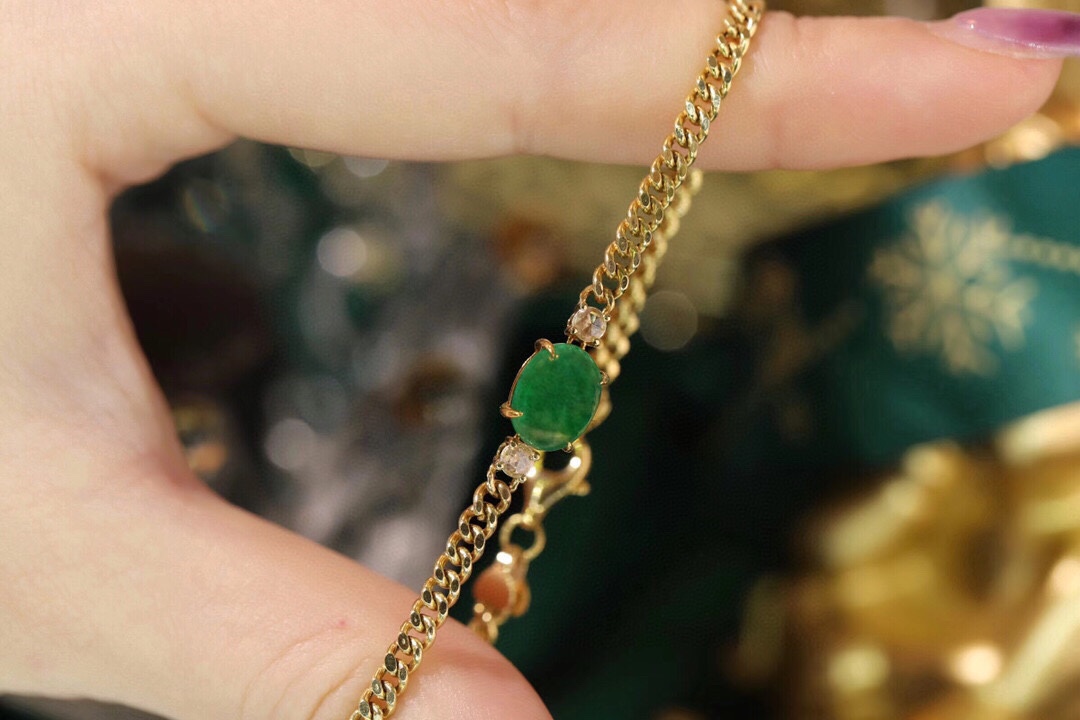 18k Gold Bracelet, Luxurious Diamond-Studded Bracelet, Emerald Bracelet with 0.90ct Diamonds