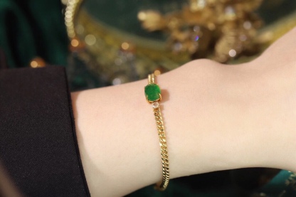 18k Gold Bracelet, Luxurious Diamond-Studded Bracelet, Emerald Bracelet with 0.90ct Diamonds