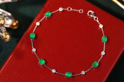 18k Gold Bracelet, Luxurious Diamond-Studded Bracelet, Emerald Bracelet with 2.53ct Diamonds