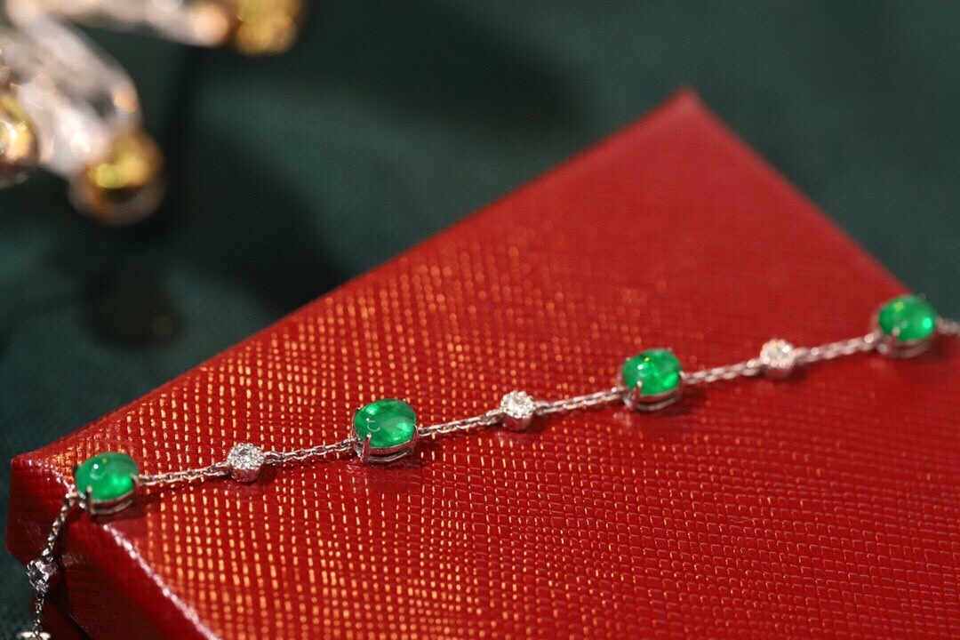 18k Gold Bracelet, Luxurious Diamond-Studded Bracelet, Emerald Bracelet with 2.53ct Diamonds