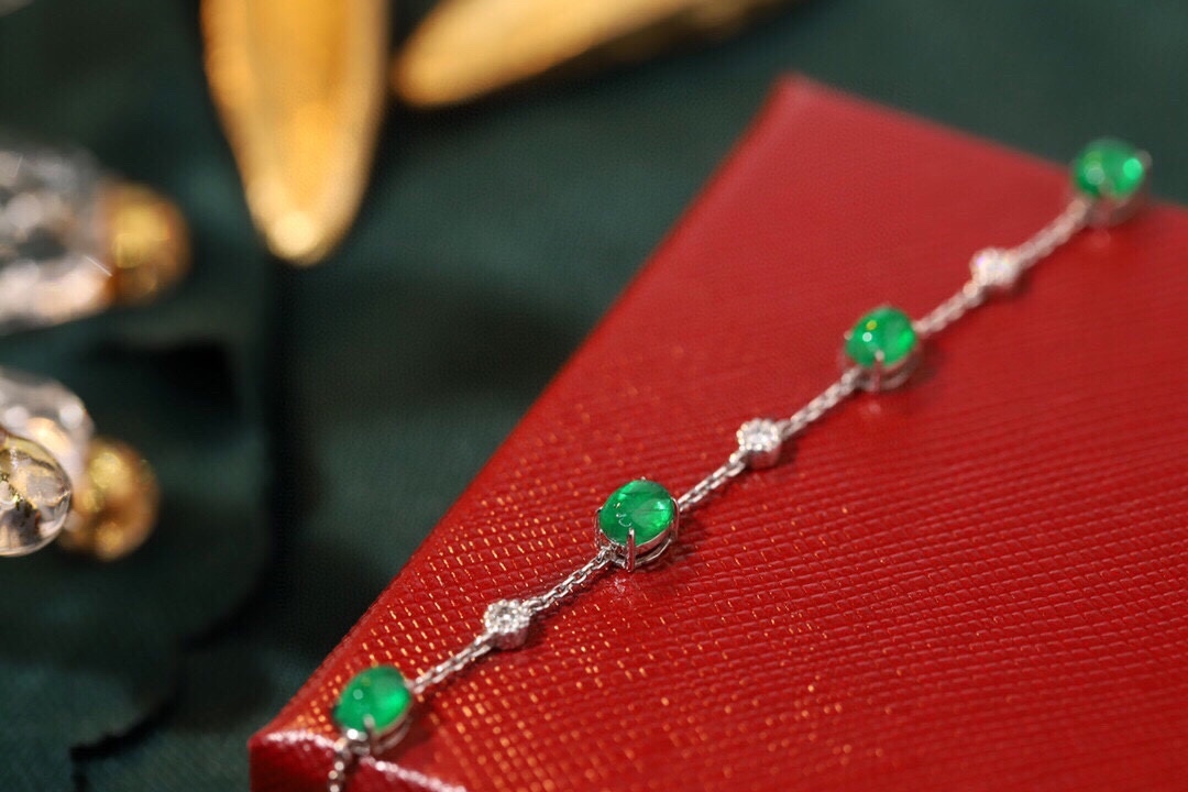 18k Gold Bracelet, Luxurious Diamond-Studded Bracelet, Emerald Bracelet with 2.53ct Diamonds