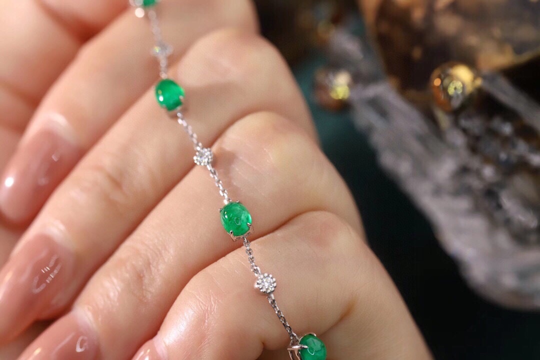 18k Gold Bracelet, Luxurious Diamond-Studded Bracelet, Emerald Bracelet with 2.53ct Diamonds