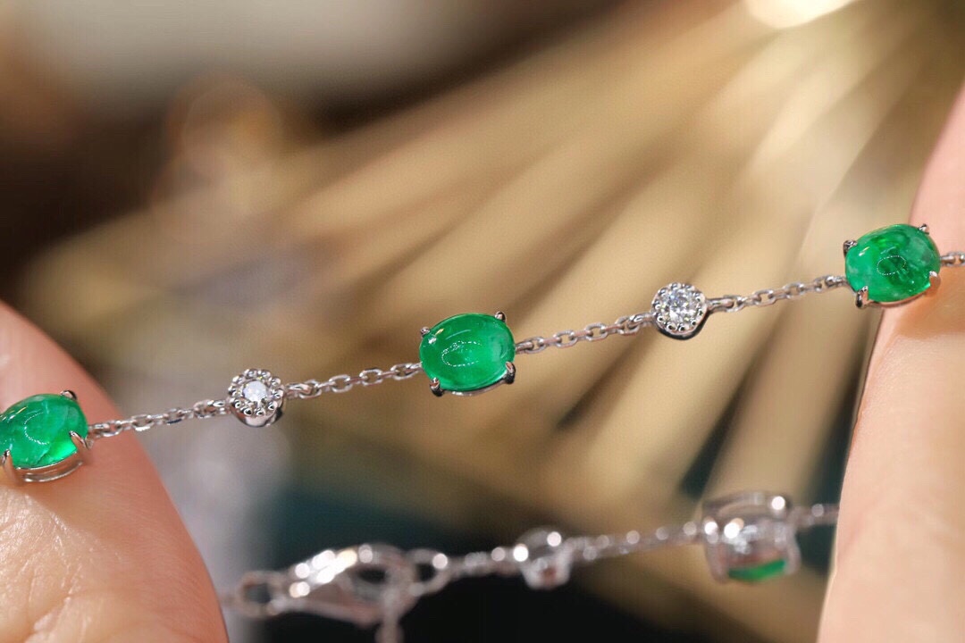 18k Gold Bracelet, Luxurious Diamond-Studded Bracelet, Emerald Bracelet with 2.53ct Diamonds