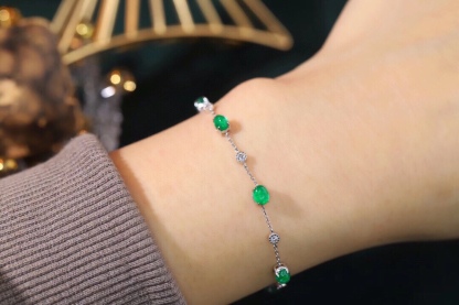 18k Gold Bracelet, Luxurious Diamond-Studded Bracelet, Emerald Bracelet with 2.53ct Diamonds