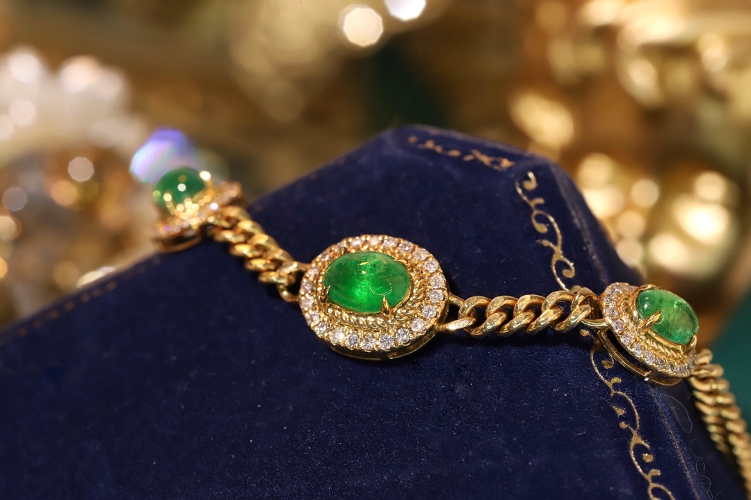 18k Gold Bracelet, Luxurious Diamond-Studded Bracelet, Emerald Bracelet with 2.15ct Diamonds