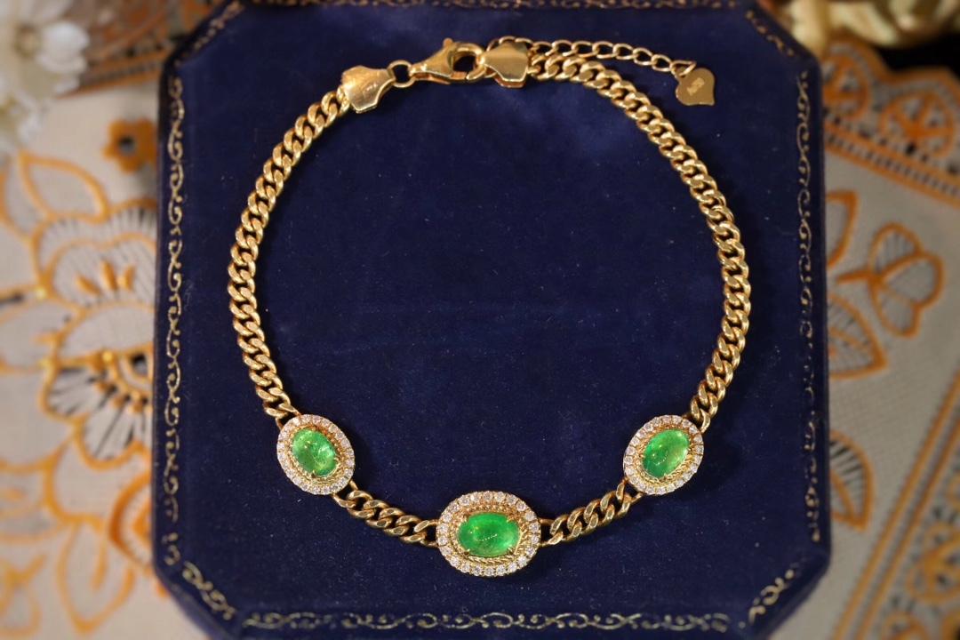18k Gold Bracelet, Luxurious Diamond-Studded Bracelet, Emerald Bracelet with 2.15ct Diamonds