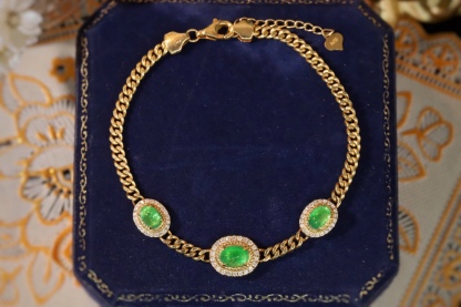 18k Gold Bracelet, Luxurious Diamond-Studded Bracelet, Emerald Bracelet with 2.15ct Diamonds