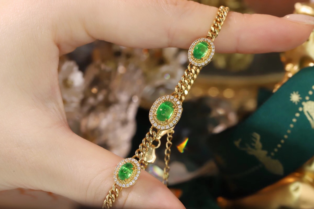 18k Gold Bracelet, Luxurious Diamond-Studded Bracelet, Emerald Bracelet with 2.15ct Diamonds