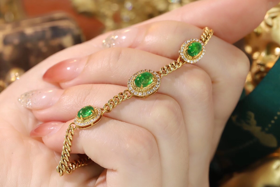 18k Gold Bracelet, Luxurious Diamond-Studded Bracelet, Emerald Bracelet with 2.15ct Diamonds