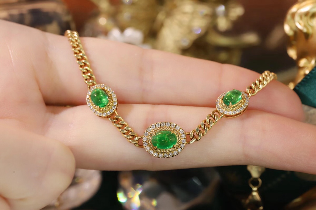 18k Gold Bracelet, Luxurious Diamond-Studded Bracelet, Emerald Bracelet with 2.15ct Diamonds