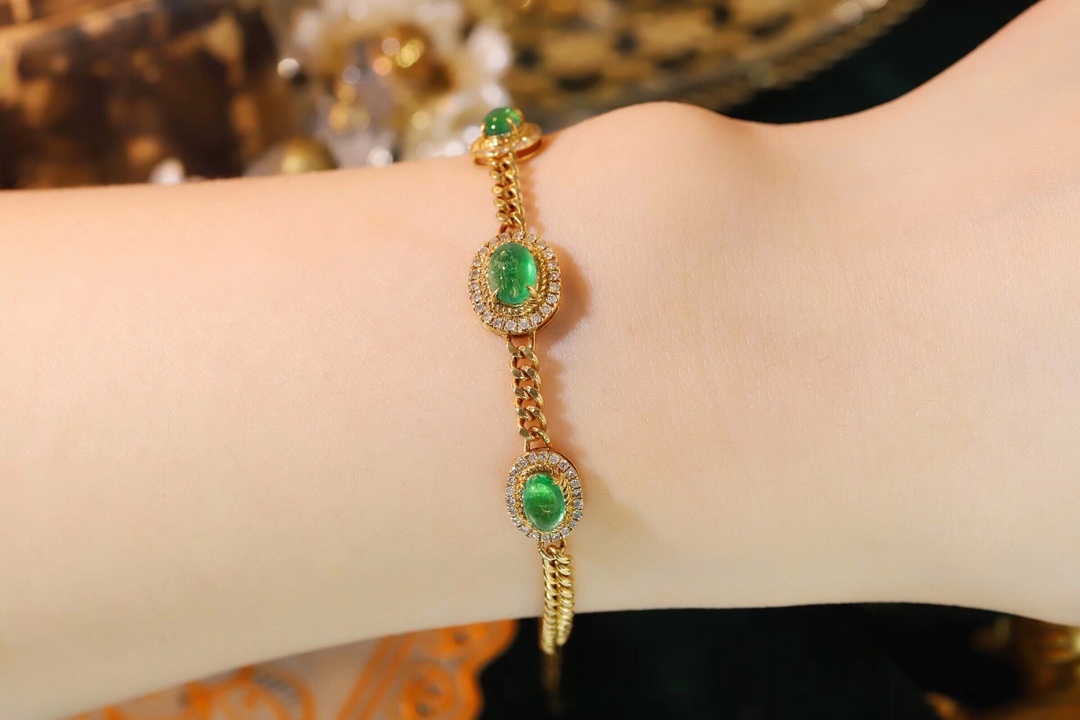 18k Gold Bracelet, Luxurious Diamond-Studded Bracelet, Emerald Bracelet with 2.15ct Diamonds