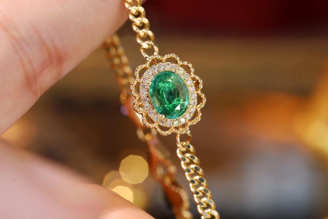 18k Gold Bracelet, Luxurious Diamond-Studded Bracelet, Emerald Bracelet with 0.95ct Diamonds