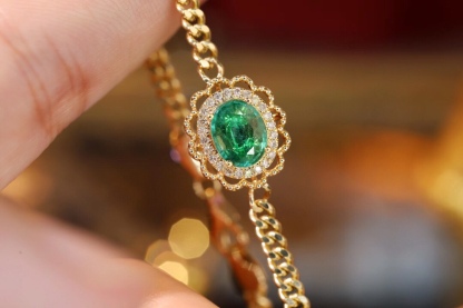 18k Gold Bracelet, Luxurious Diamond-Studded Bracelet, Emerald Bracelet with 0.95ct Diamonds