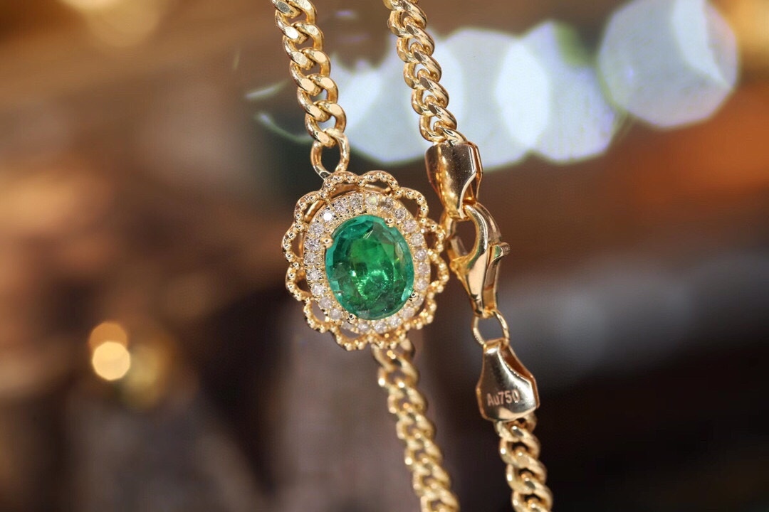 18k Gold Bracelet, Luxurious Diamond-Studded Bracelet, Emerald Bracelet with 0.95ct Diamonds