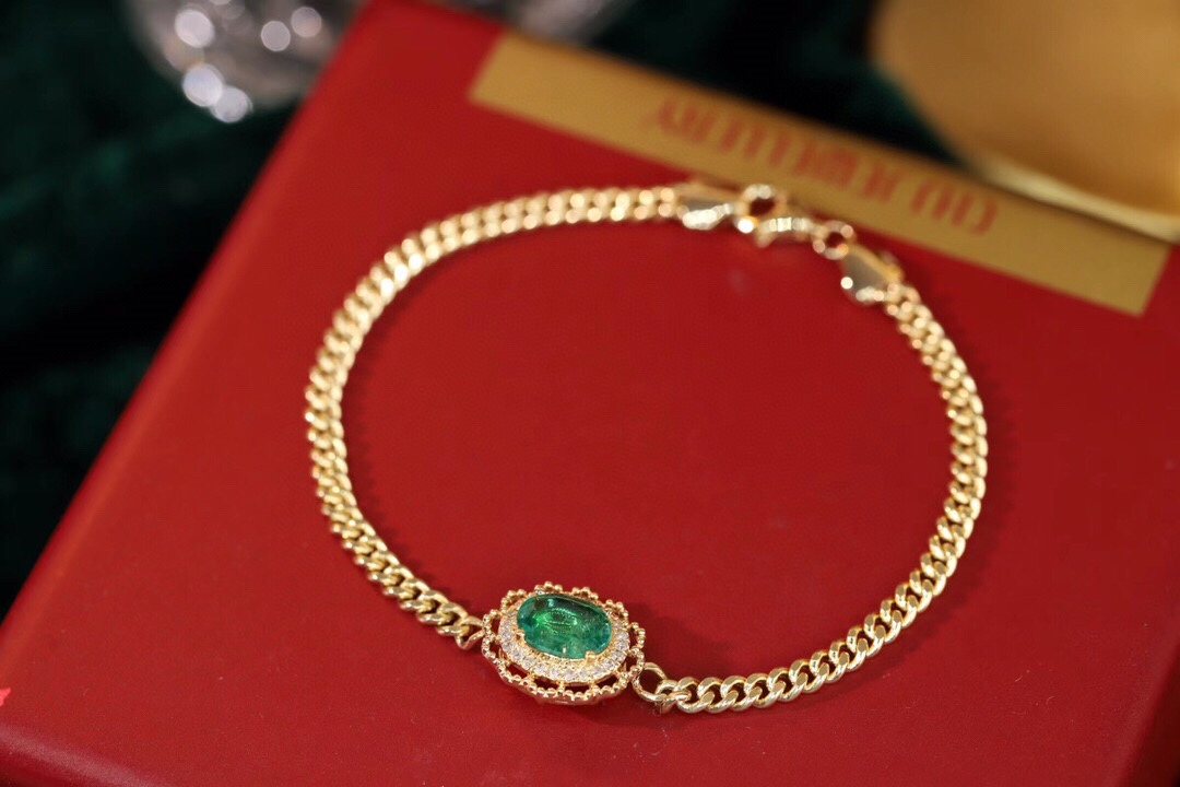 18k Gold Bracelet, Luxurious Diamond-Studded Bracelet, Emerald Bracelet with 0.95ct Diamonds
