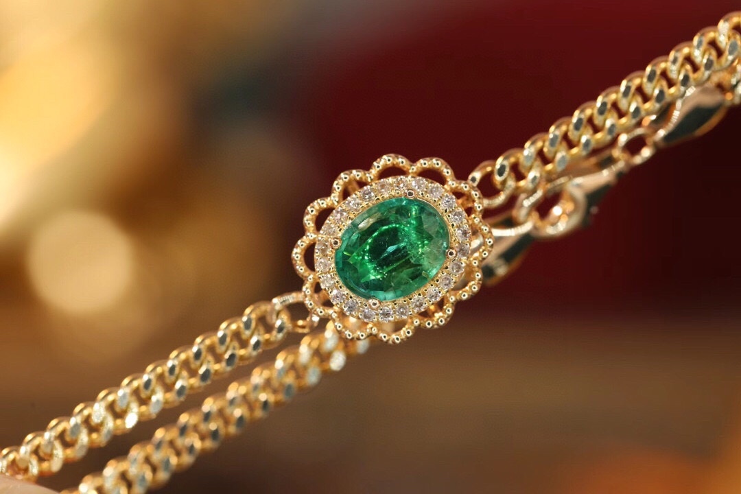 18k Gold Bracelet, Luxurious Diamond-Studded Bracelet, Emerald Bracelet with 0.95ct Diamonds