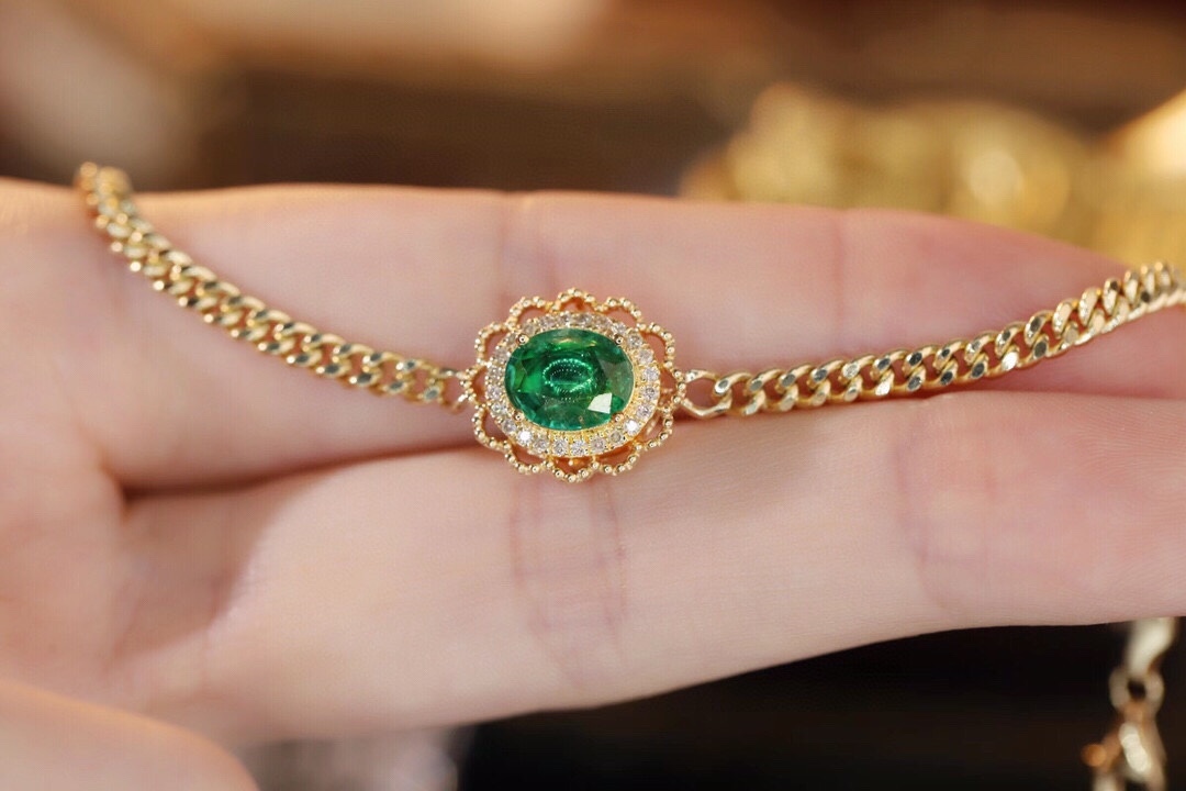 18k Gold Bracelet, Luxurious Diamond-Studded Bracelet, Emerald Bracelet with 0.95ct Diamonds