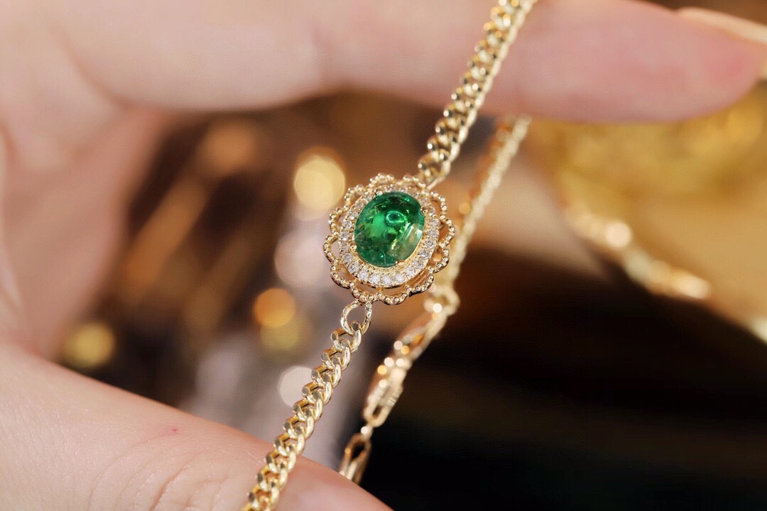 18k Gold Bracelet, Luxurious Diamond-Studded Bracelet, Emerald Bracelet with 0.95ct Diamonds