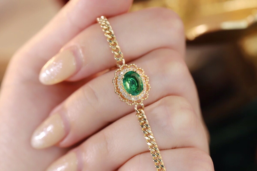 18k Gold Bracelet, Luxurious Diamond-Studded Bracelet, Emerald Bracelet with 0.95ct Diamonds
