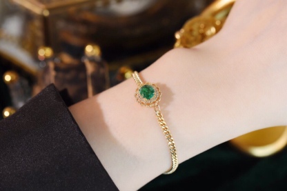 18k Gold Bracelet, Luxurious Diamond-Studded Bracelet, Emerald Bracelet with 0.95ct Diamonds