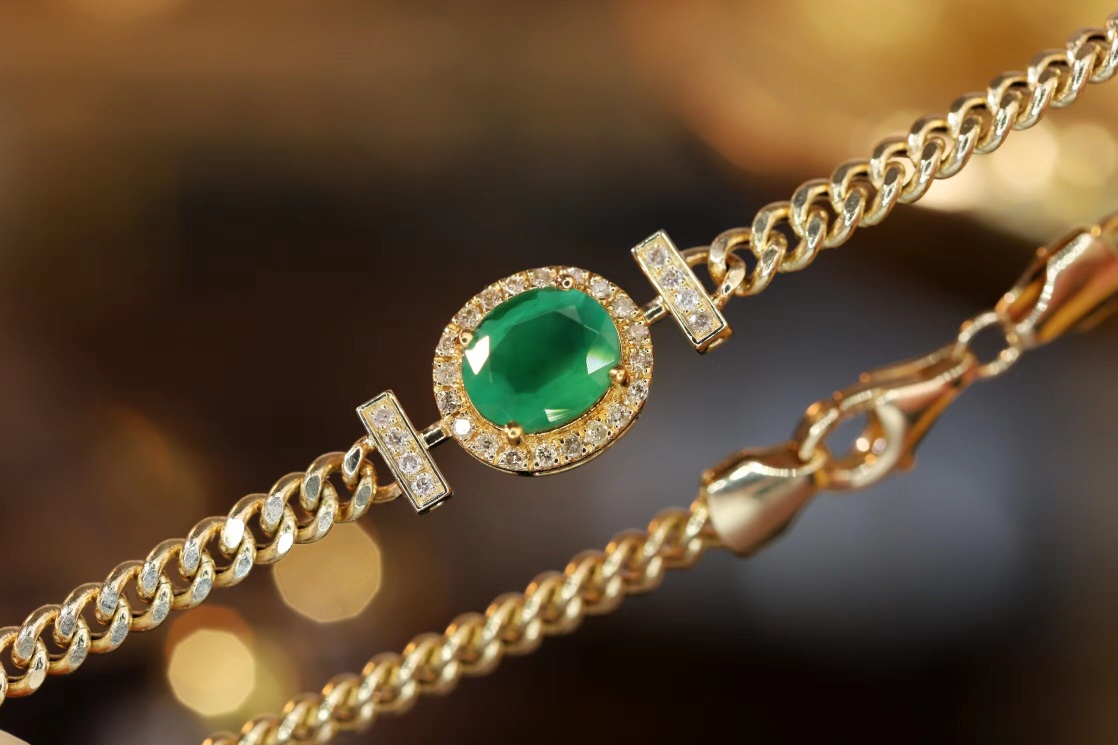 18k Gold Bracelet, Luxurious Diamond-Studded Bracelet, Emerald Bracelet with 1.15ct Diamonds